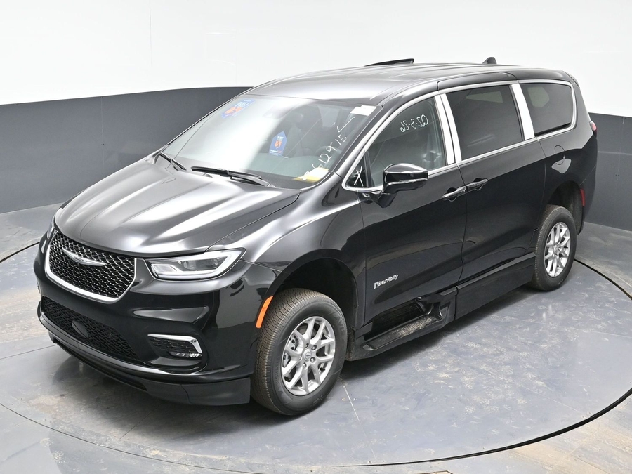 Black Chrysler Pacifica image number 23