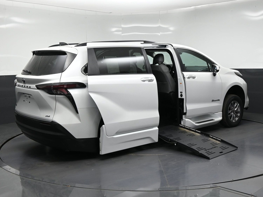 New 2026 Toyota Sienna Hybrid XLE Base - BraunAbility Side Entry Fold Out Automatic Ramp