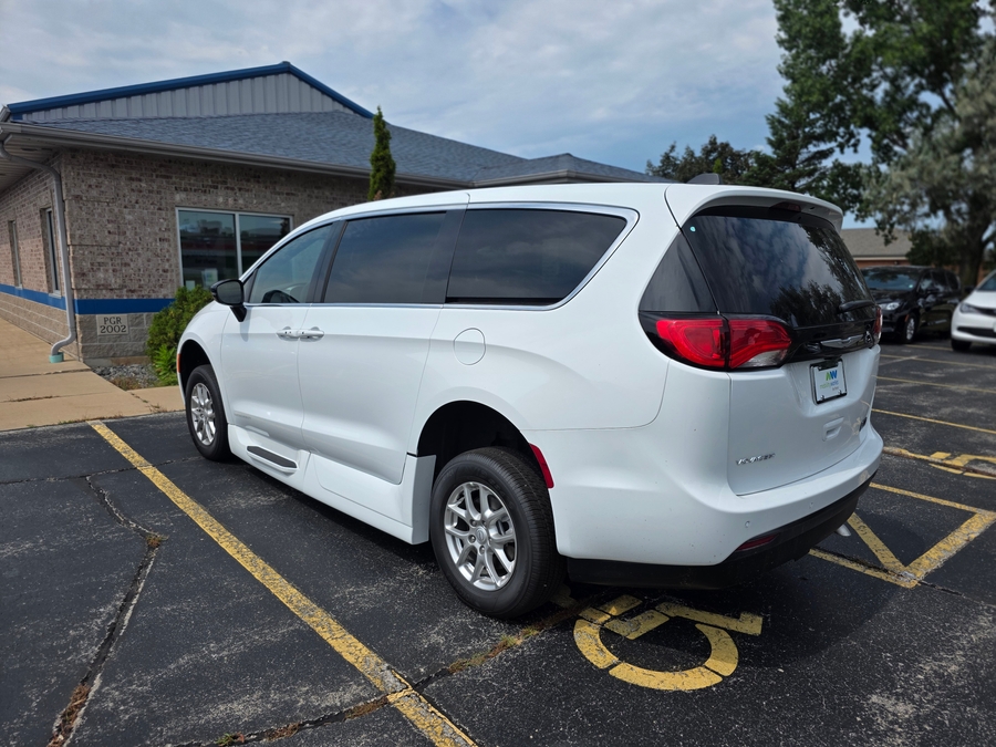 White Chrysler Voyager image number 4