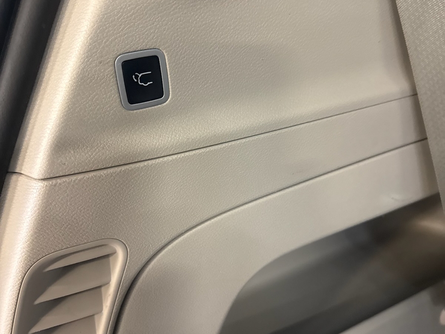 Black Chrysler Pacifica image number 13