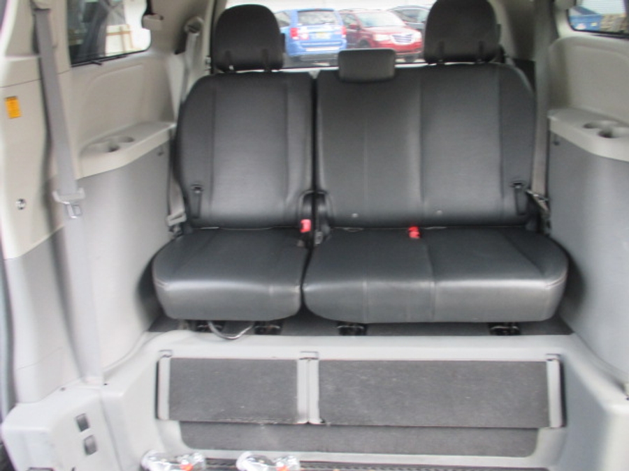 2011 TOYOTA SIENNA - Image 9