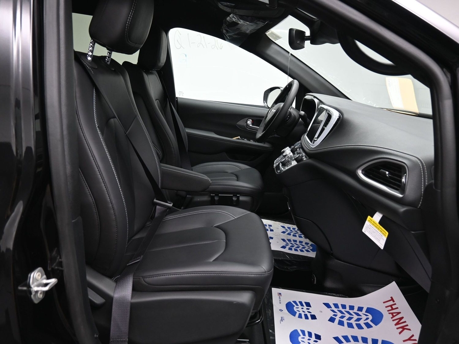 Black Chrysler Pacifica image number 6