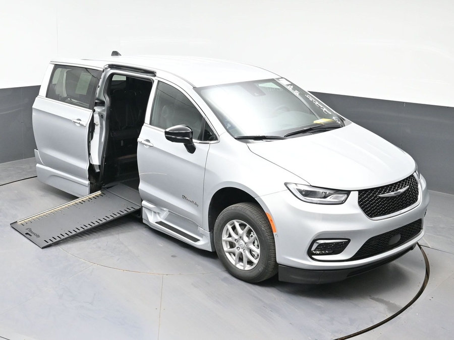 New 2026 Chrysler Pacifica Select Safety - BraunAbility Side Entry Entry In Floor Automatic Ramp