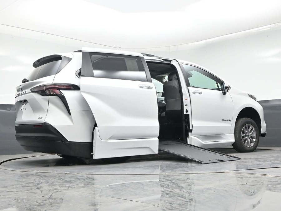 New 2026 Toyota Sienna Hybrid XLE Add - BraunAbility Side Entry Entry In Floor Automatic Ramp