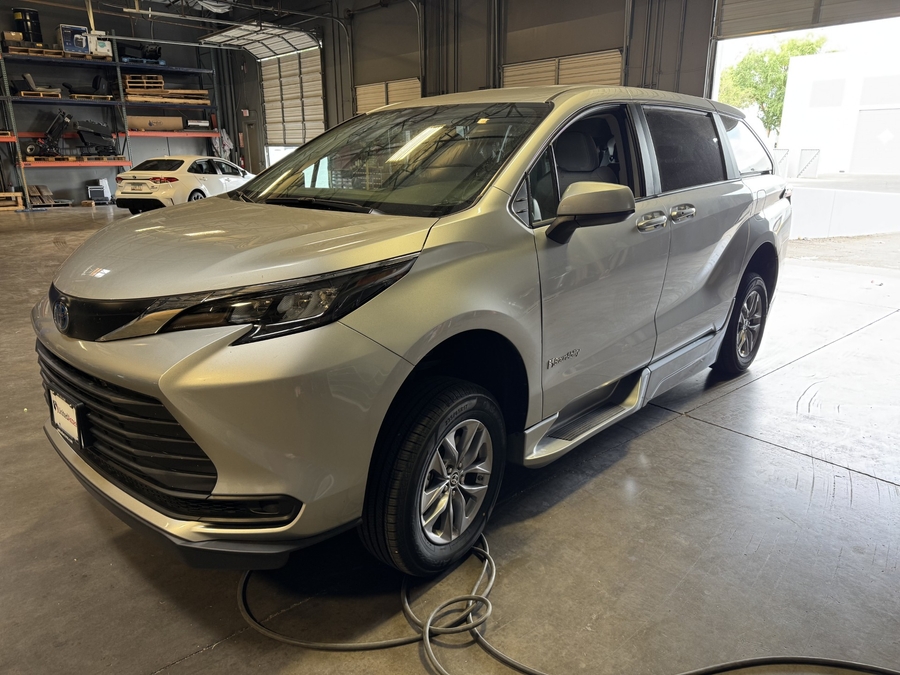 Used 2024 Toyota Sienna Hybrid LE - BraunAbility Side Entry Entry In Floor Automatic Ramp