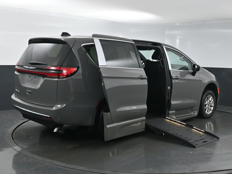 New 2025 Chrysler Pacifica Select Safety - BraunAbility Side Entry Entry Fold Out Automatic Ramp