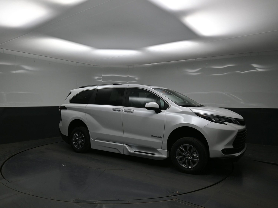 New 2026 Toyota Sienna Hybrid XLE Base - BraunAbility Side Entry Entry Fold Out Automatic Ramp