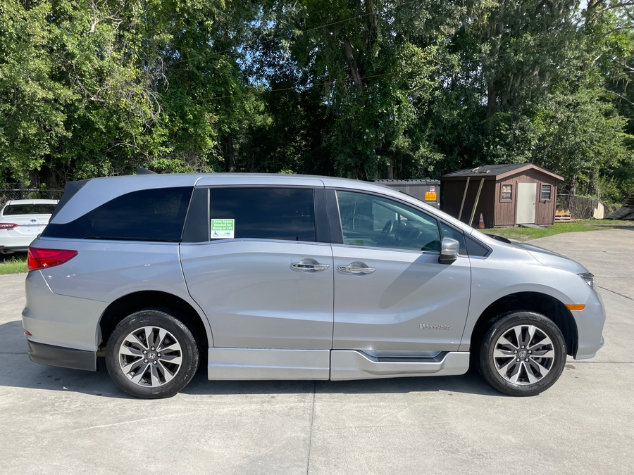 Silver Honda Odyssey image number 2