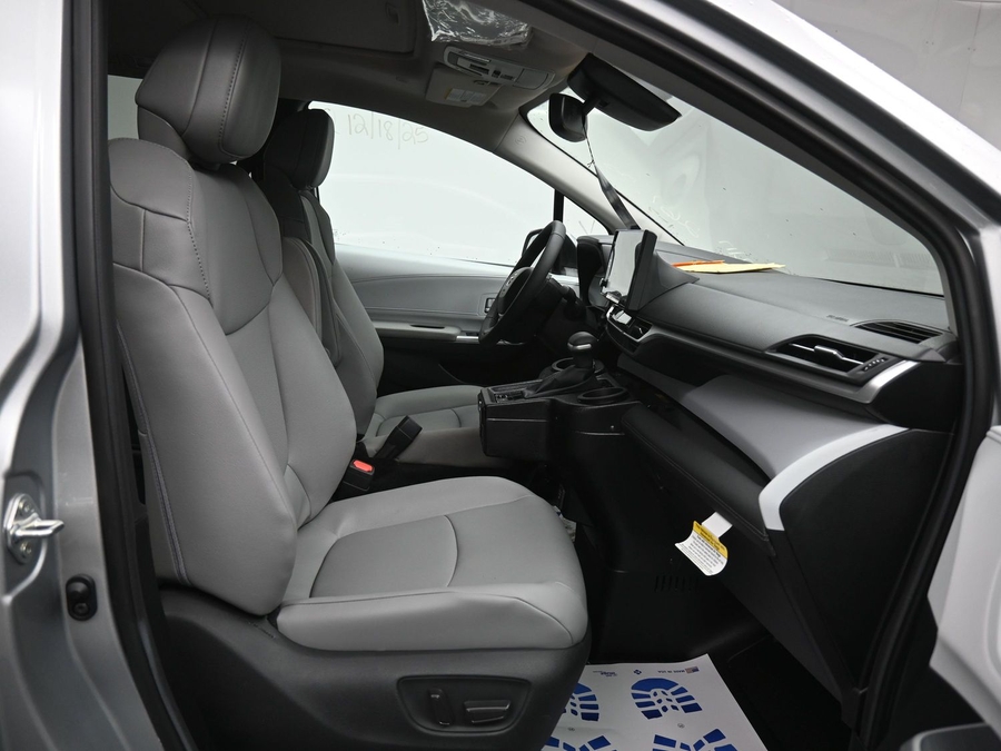 New 2025 Toyota Sienna Hybrid XLE PLUS - BraunAbility Side Entry Entry Fold Out Automatic Ramp