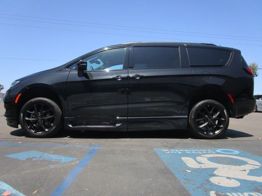 Used 2023 Chrysler Pacifica Touring L - BraunAbility Side Entry Entry Fold Out Automatic Ramp