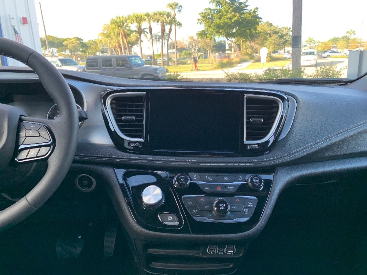 Black Chrysler Pacifica image number 10