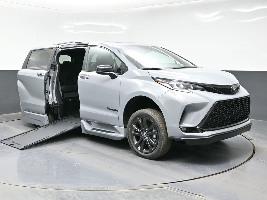 New 2026 Toyota Sienna Hybrid XSE Sport - BraunAbility Side Entry Entry In Floor Automatic Ramp
