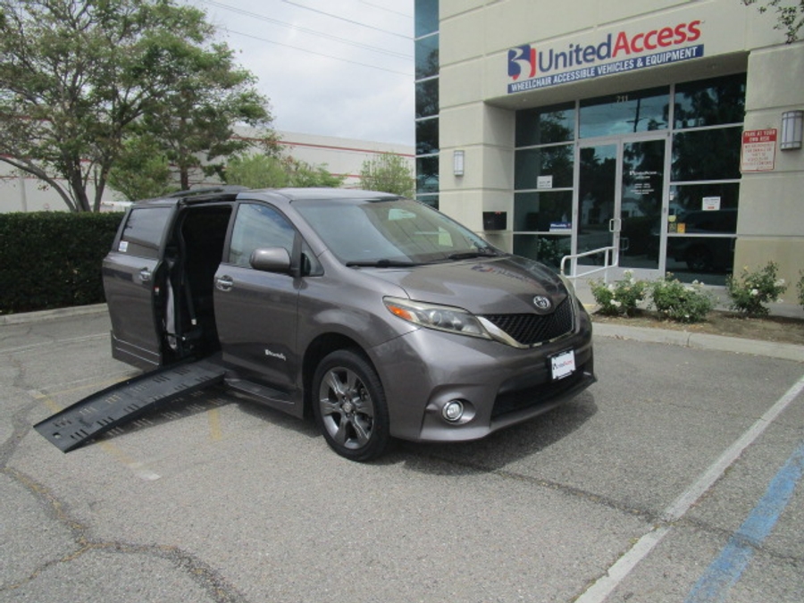 Used 2016 Toyota Sienna SE - BraunAbility Side Entry Entry Fold Out Automatic Ramp