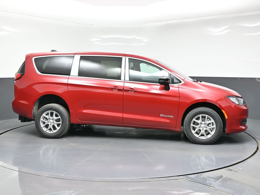 Red Chrysler Voyager image number 6