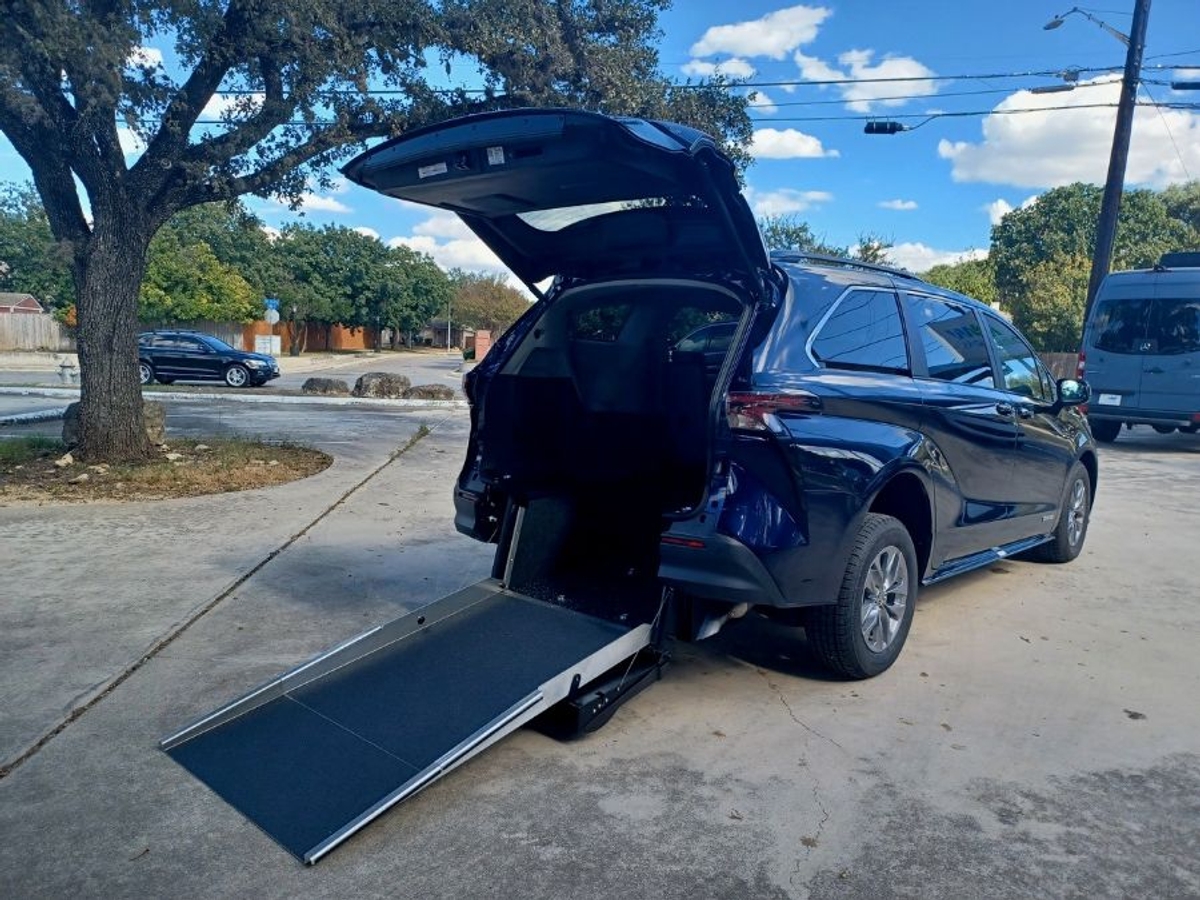 2024 TOYOTA SIENNA - Image 2