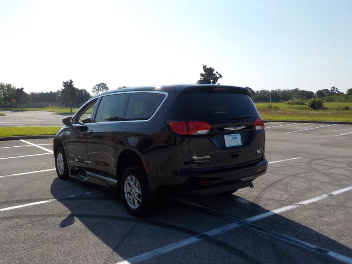 2023 CHRYSLER VOYAGER - Image 5