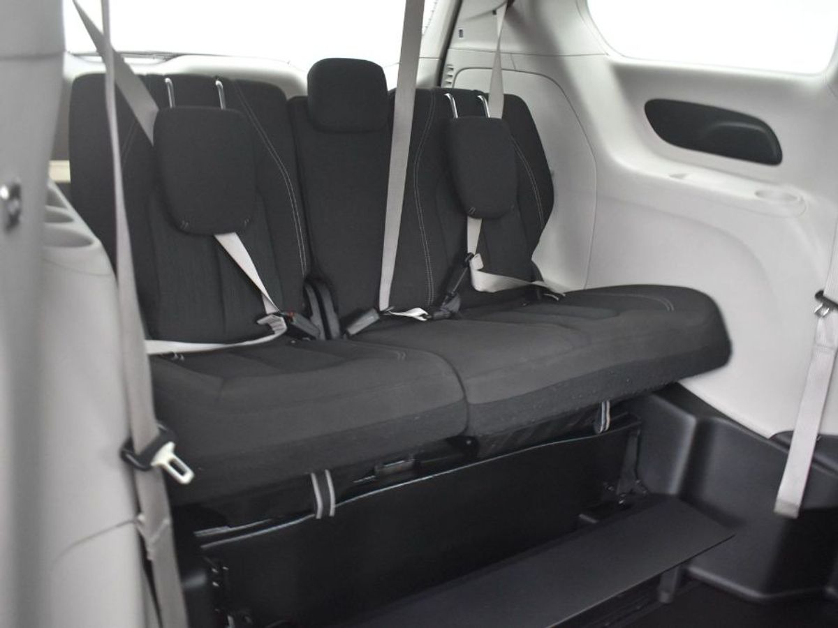 Grey Chrysler Voyager image number 9