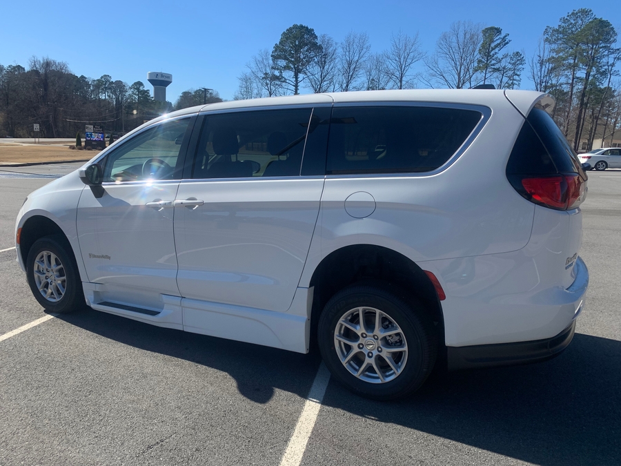 White Chrysler Pacifica image number 4