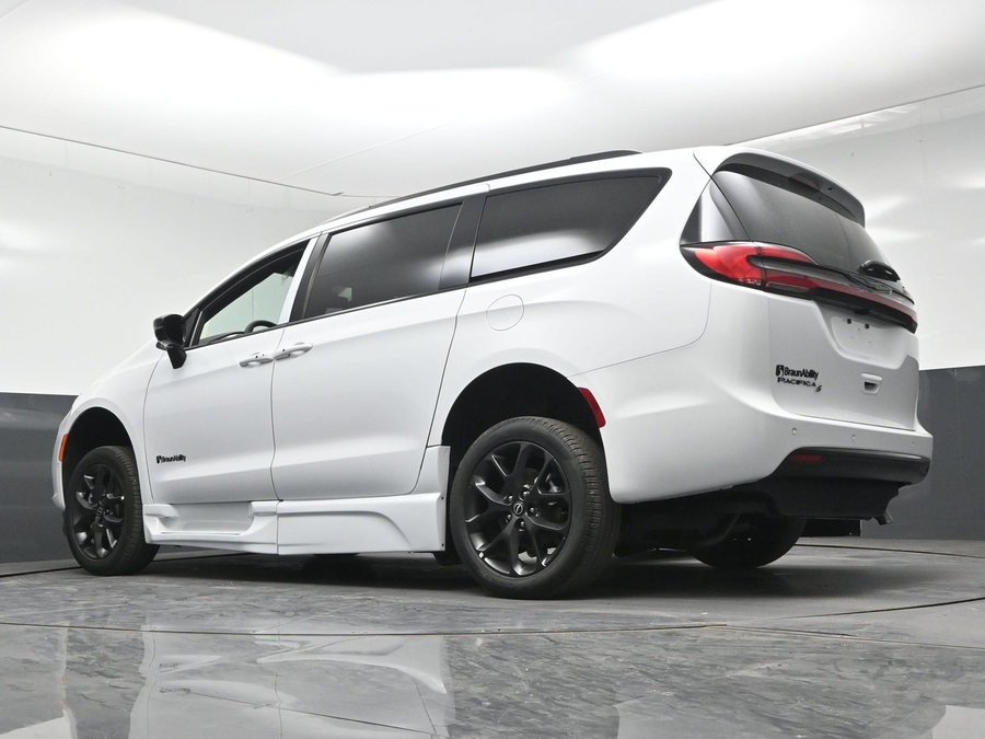 White Chrysler Pacifica image number 16