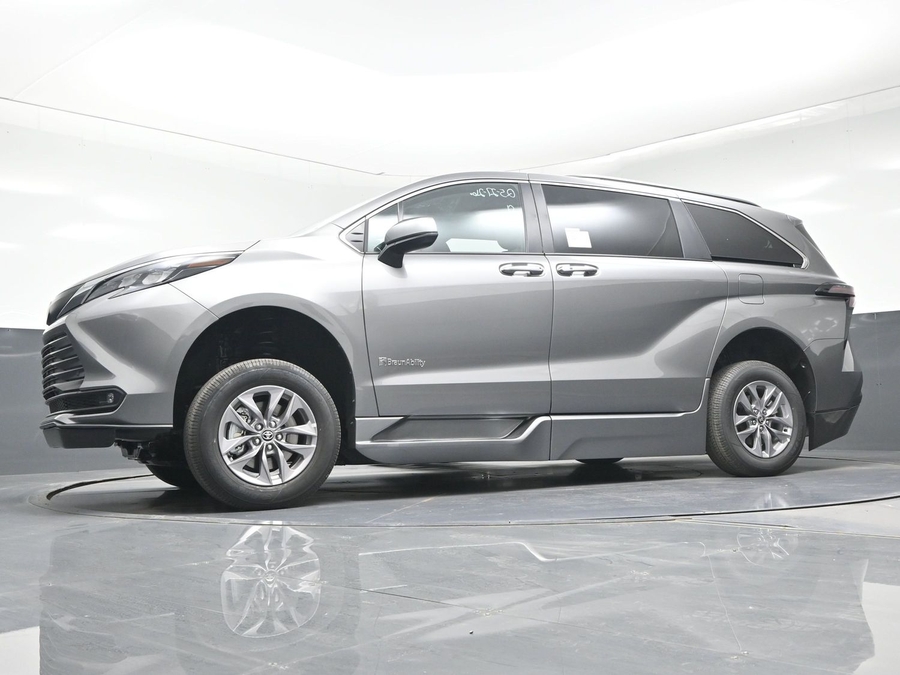 New 2026 Toyota Sienna Hybrid XLE Base - BraunAbility Side Entry Entry Fold Out Automatic Ramp