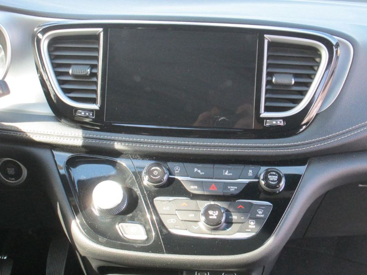Black Chrysler Pacifica image number 9
