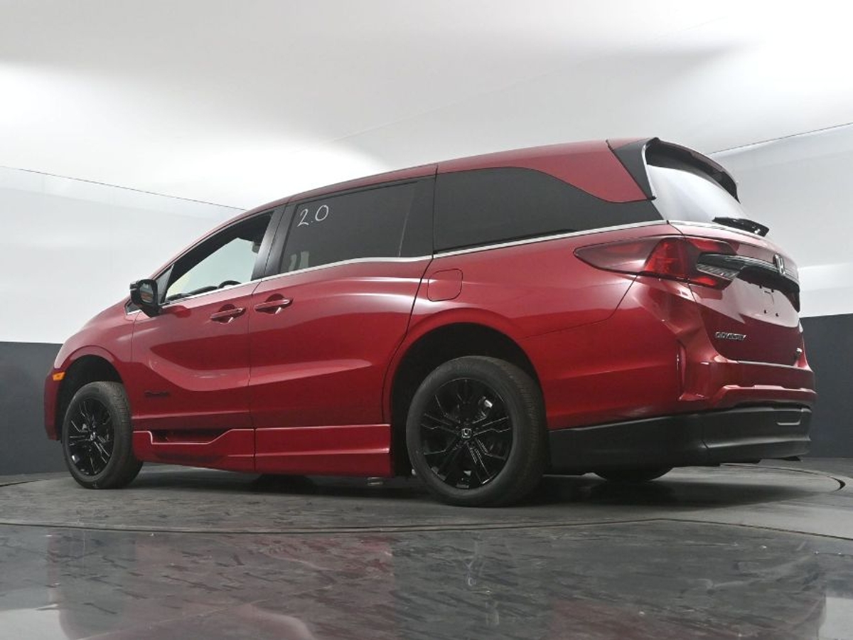 Red Honda Odyssey image number 19