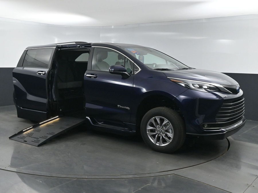 New 2025 Toyota Sienna Hybrid XLE Plus - BraunAbility Side Entry Entry Fold Out Automatic Ramp