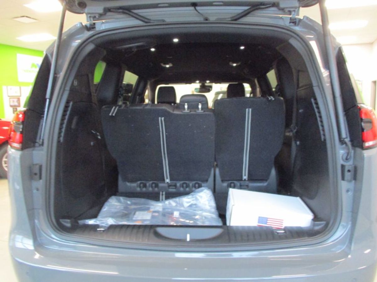 Grey Chrysler Pacifica image number 5