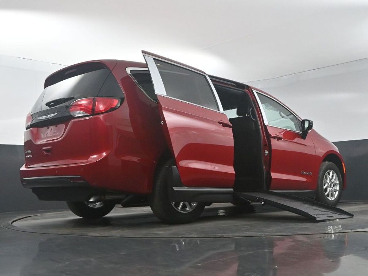 Red Chrysler Voyager image number 21