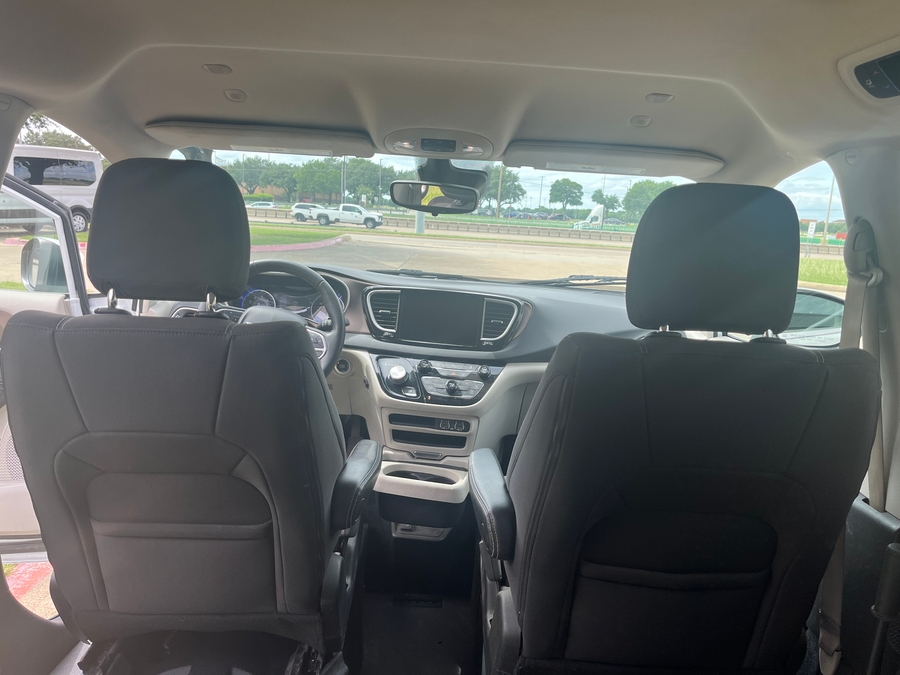 White Chrysler Voyager image number 8