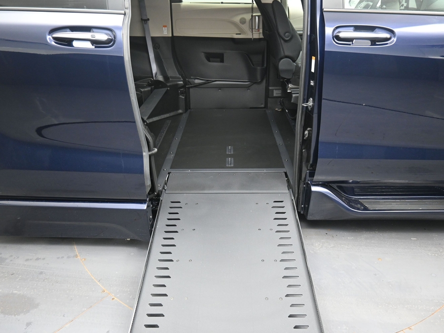 New 2026 Toyota Sienna Hybrid Limited - BraunAbility Side Entry In Floor Automatic Ramp