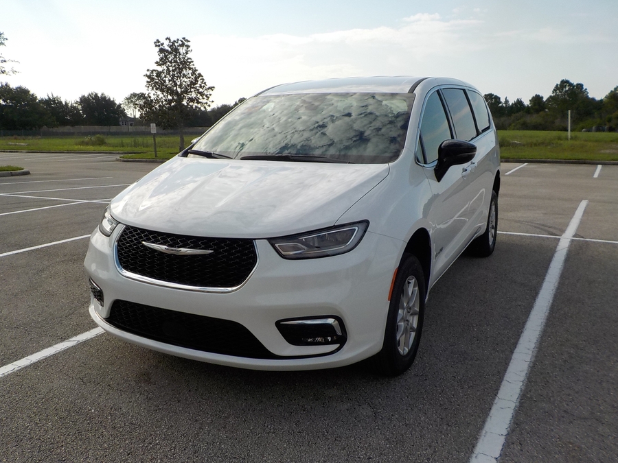 White Chrysler Pacifica image number 4