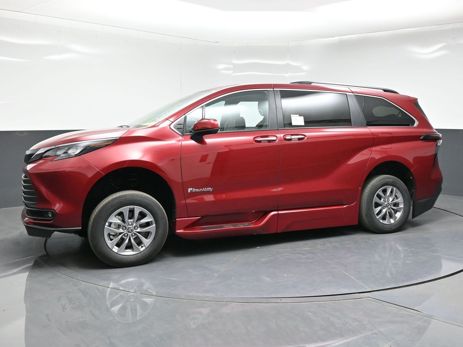 New 2026 Toyota Sienna Hybrid XLE Base - BraunAbility Side Entry In Floor Automatic Ramp