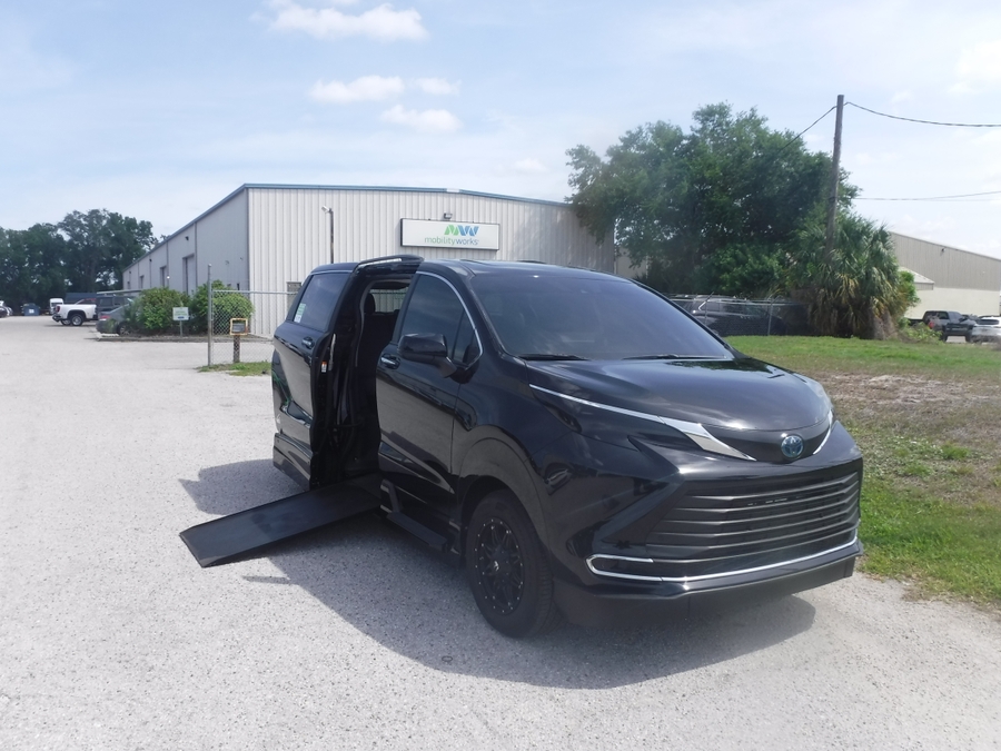 Black Toyota Sienna image number 1