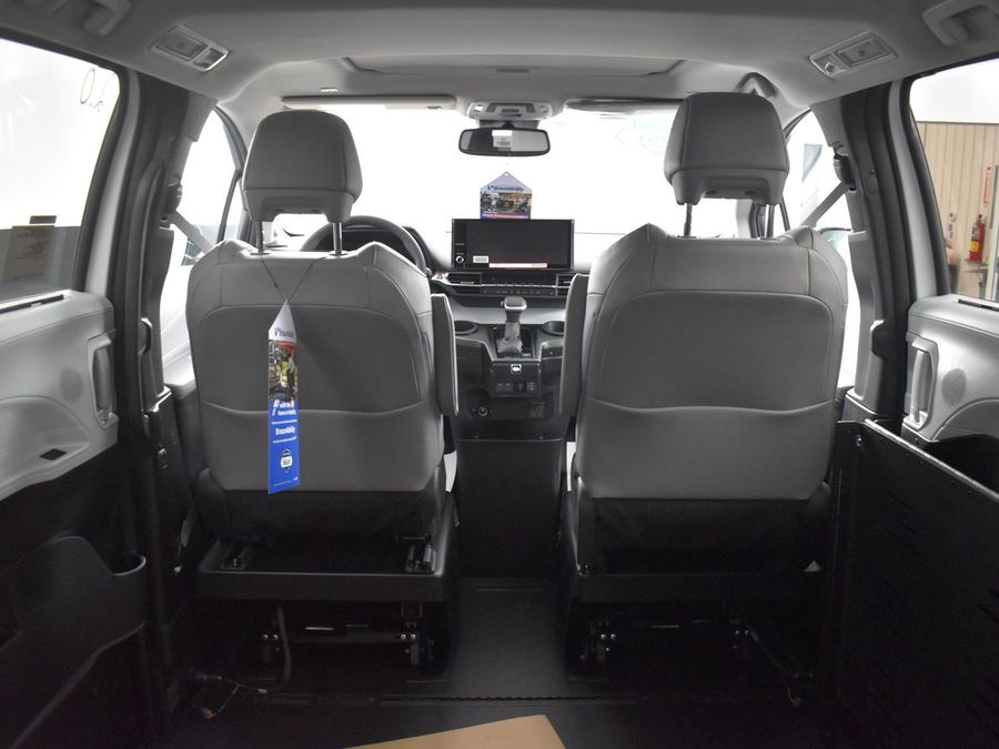 New 2025 Toyota Sienna Hybrid XLE Plus - BraunAbility Side Entry Entry Fold Out Automatic Ramp