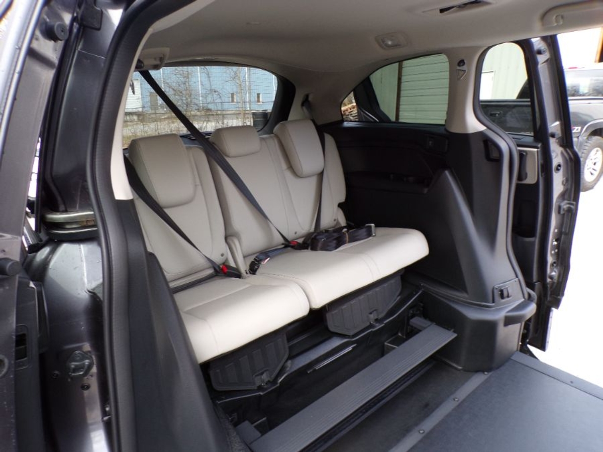 Grey Honda Odyssey image number 5