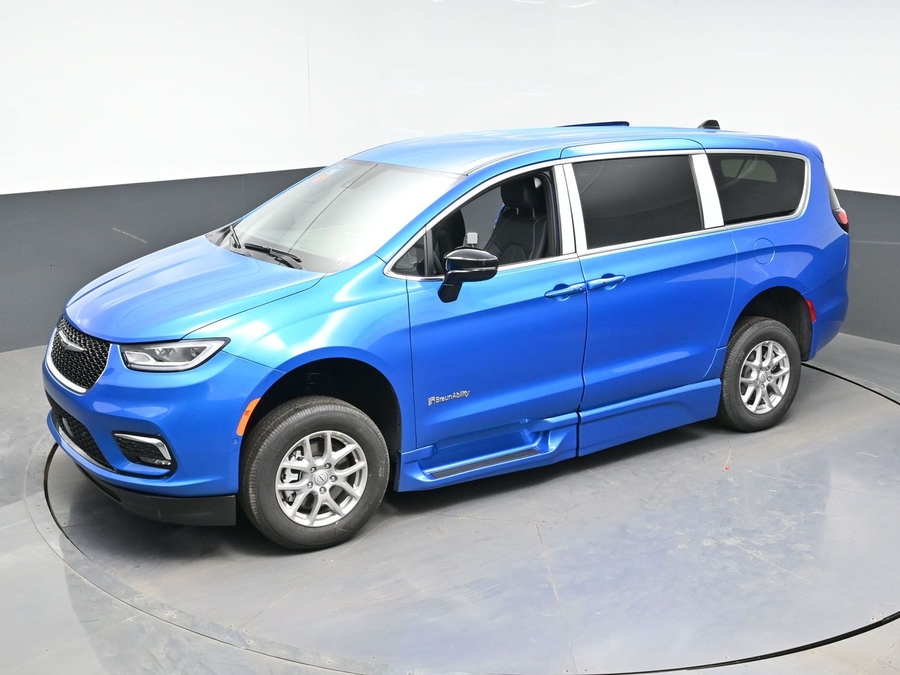 Blue Chrysler Pacifica image number 22