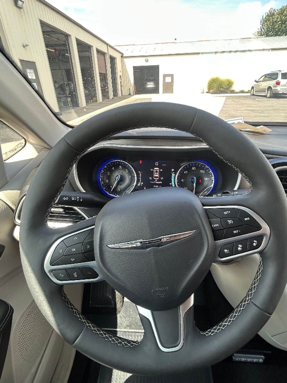 Black Chrysler Pacifica image number 17