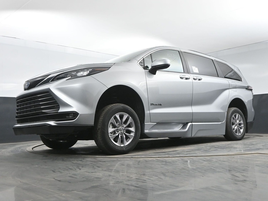 New 2025 Toyota Sienna Hybrid XLE Plus - BraunAbility Side Entry Entry Fold Out Automatic Ramp