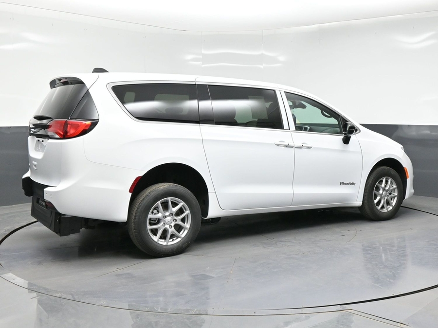 White Chrysler Voyager image number 6