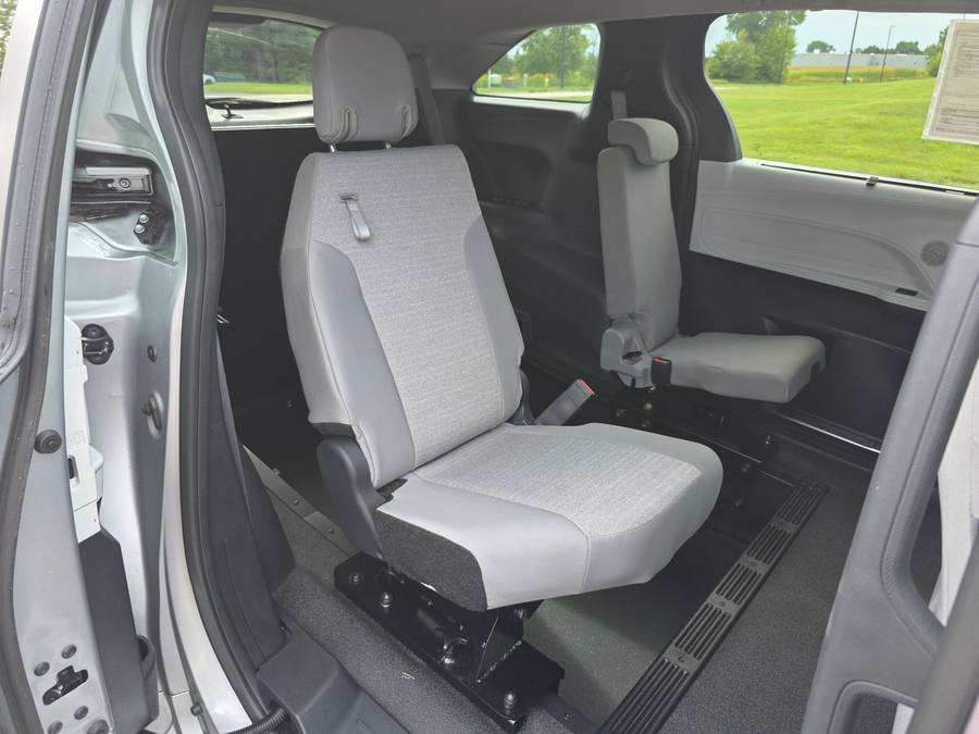 Celestial Silver Toyota Sienna image number 17
