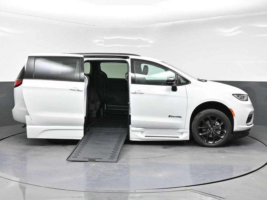 White Chrysler Pacifica image number 2