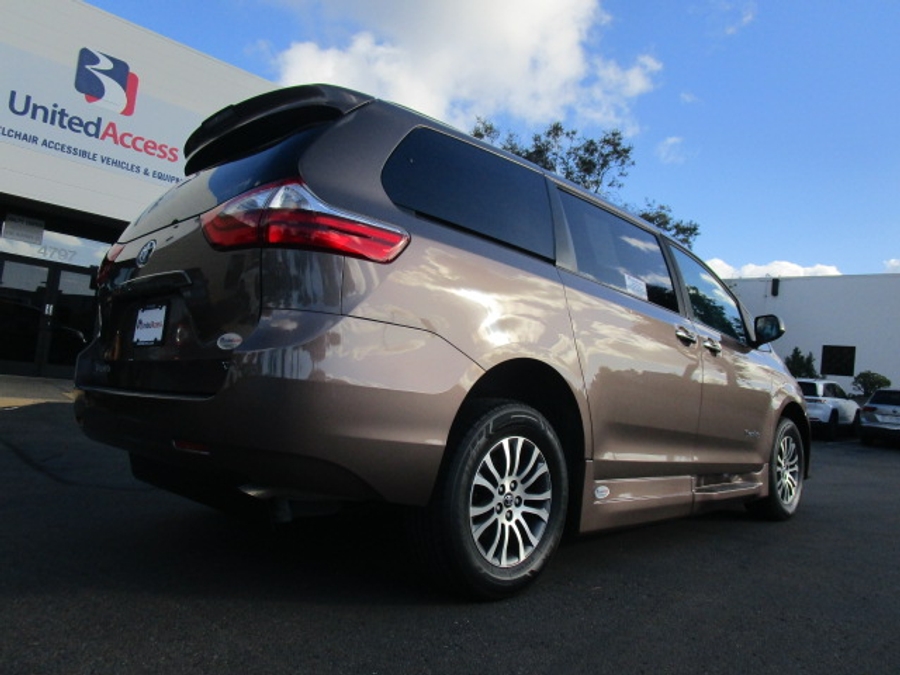 Used 2020 Toyota Sienna XLE Base - BraunAbility Side Entry Entry Fold Out Automatic Ramp
