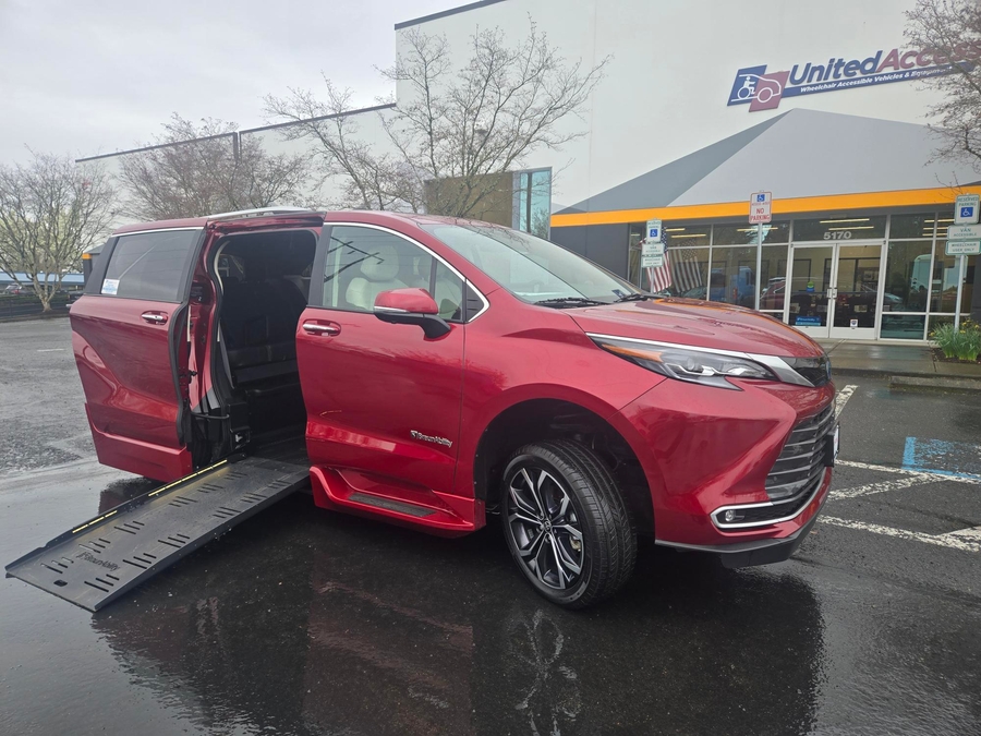 Used 2025 Toyota Sienna Hybrid Platinum - BraunAbility Side Entry Entry Fold Out Automatic Ramp