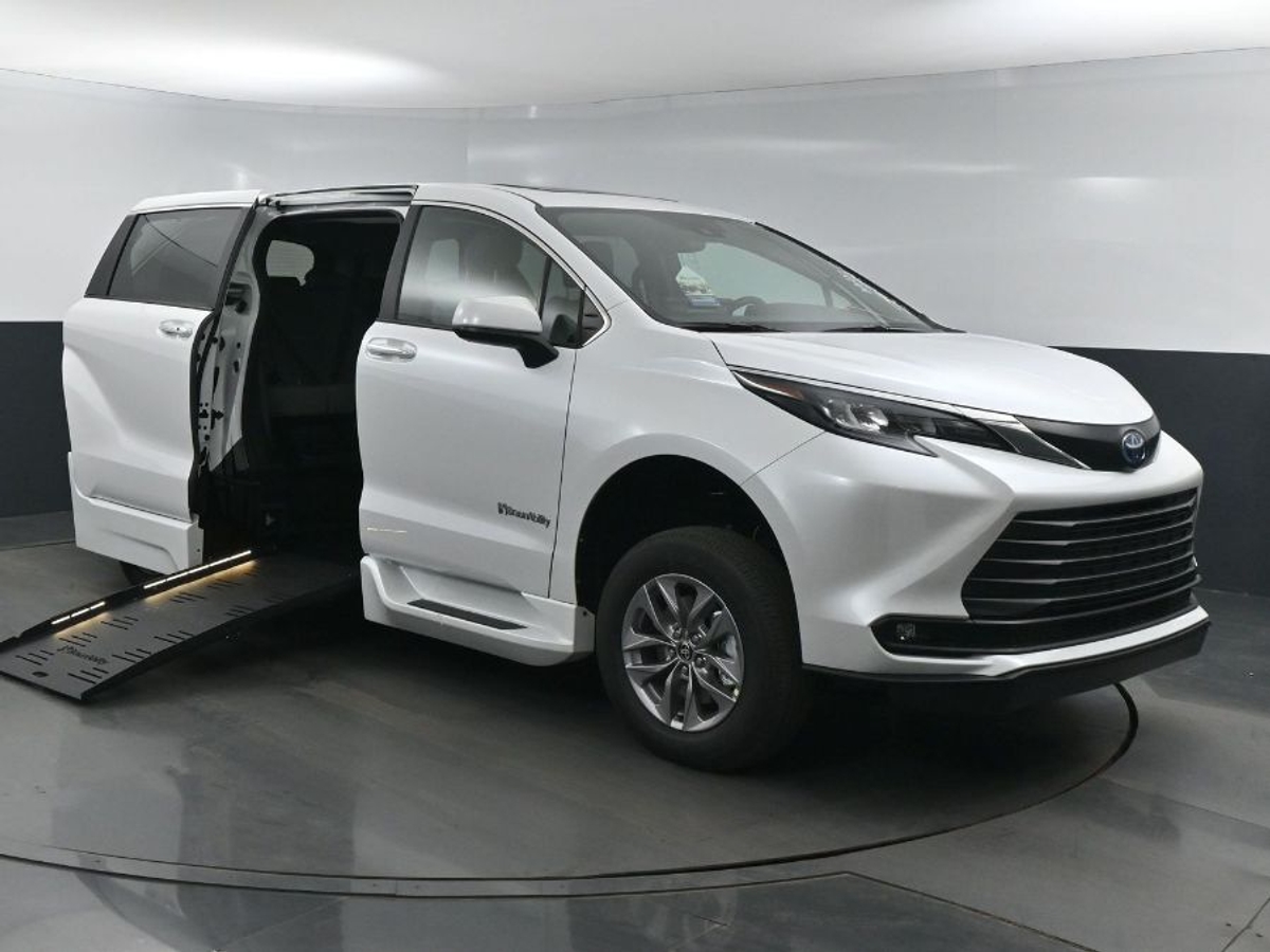 White Toyota Sienna image number 1