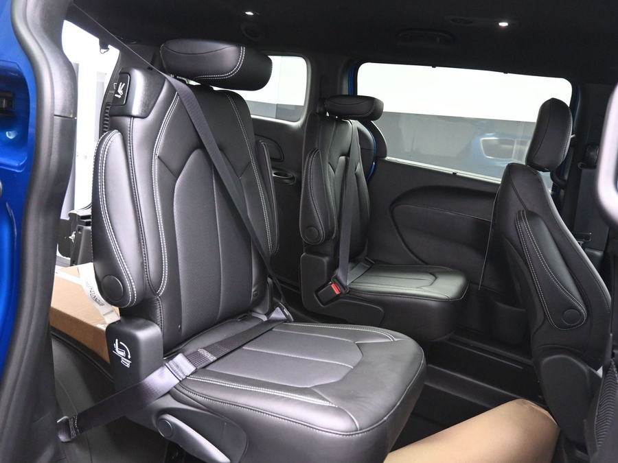 Blue Chrysler Pacifica image number 16