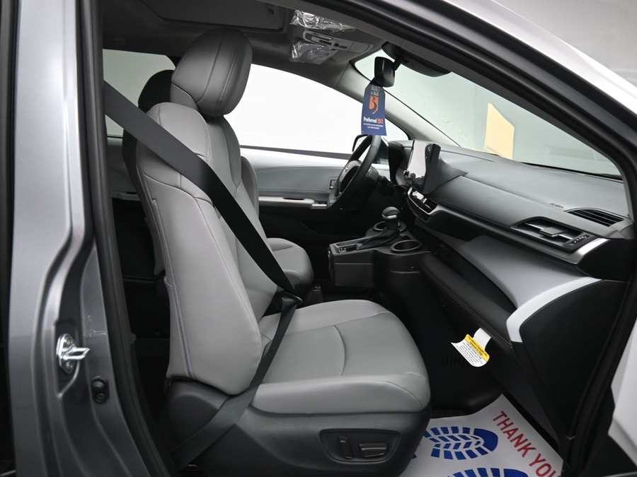 Grey Toyota Sienna image number 6
