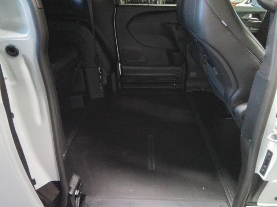 White Chrysler Pacifica image number 34