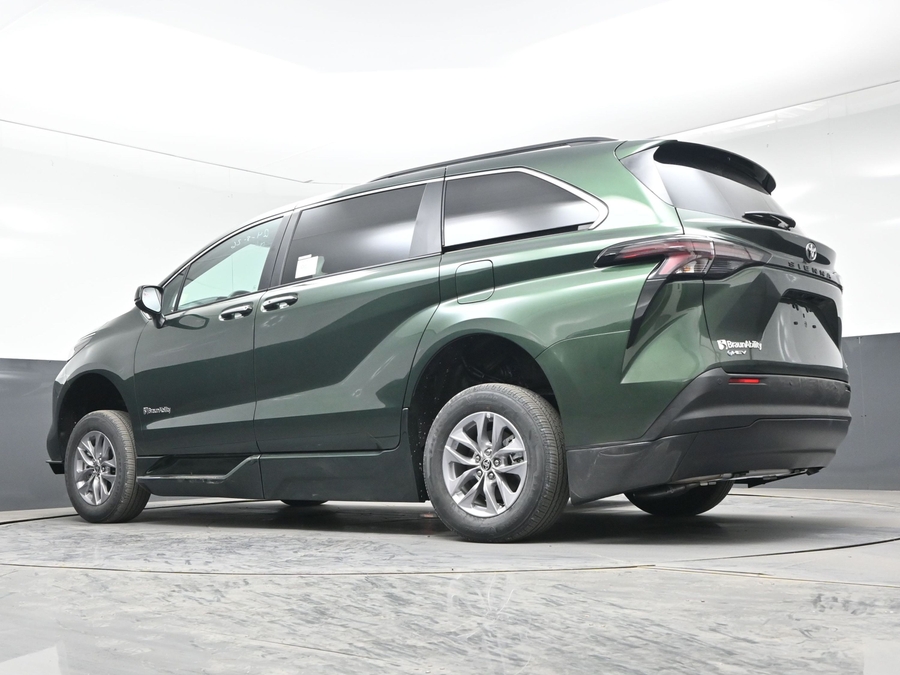 New 2026 Toyota Sienna Hybrid XLE Base - BraunAbility Side Entry Fold Out Automatic Ramp