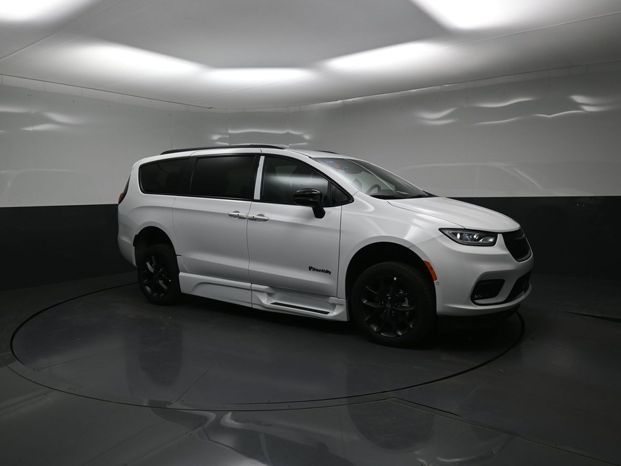 New 2026 Chrysler Pacifica Select Sport - BraunAbility Side Entry Fold Out Automatic Ramp